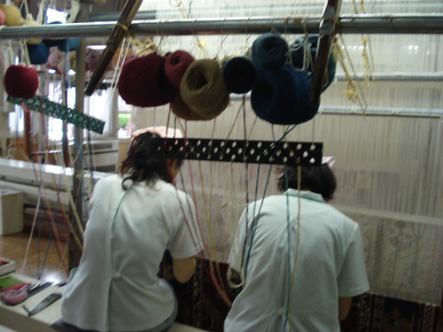 オリエンタルカーペット社二人で織る作業の様子