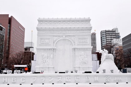 凱旋門大雪像 (ｃ)HBC 北海道放送